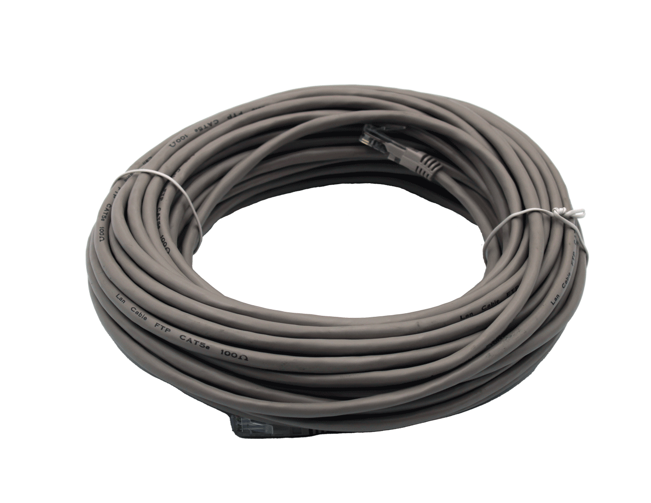 Eine aufgerollte graue Netzwerkkabel-Katze 5e mit RJ45-Stecker, gesichert durch Kabelbinder.