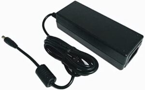 Ein schwarzes Netzteil für einen Laptop mit angeschlossenem Kabel und Netzstecker.