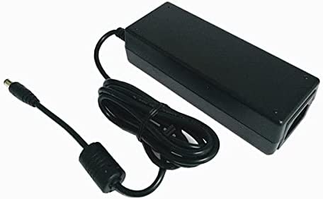 Ein schwarzes Netzteil für einen Laptop mit angeschlossenem Kabel und Netzstecker.