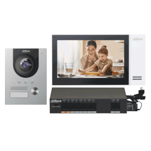 Ein Video-Gegensprechanlage-Set der Marke Dahua, bestehend aus einer Klingel mit Kamera, einem Monitor, der ein Bild von einer Frau und einem Kind in der Küche zeigt, und einem Netzwerk-Switch mit mehreren Anschlüssen und einem Netzkabel.