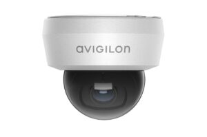 Eine weiße Überwachungskamera von Avigilon mit halbkugelförmigem Design und schwarzem Linsenbereich.