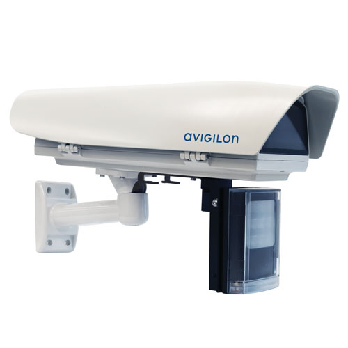 Eine weiße Überwachungskamera mit dem Aufdruck 'Avigilon' ist auf einer Wandhalterung montiert.