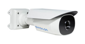 Eine weiße Überwachungskamera von Avigilon mit einem rechteckigen Gehäuse und einem schwarzen Objektiv, montiert an einer Wandhalterung.