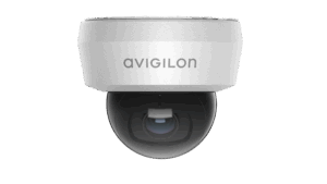 Eine Überwachungskamera von Avigilon mit einem weißen Gehäuse und einer transparenten Kuppel, die das Objektiv schützt.
