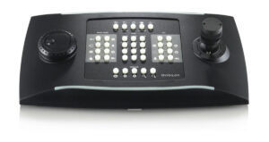 Ein schwarzes Steuerpult mit mehreren Tasten, einem Drehknopf links und einem Joystick rechts, das für die Kameraüberwachung verwendet wird.