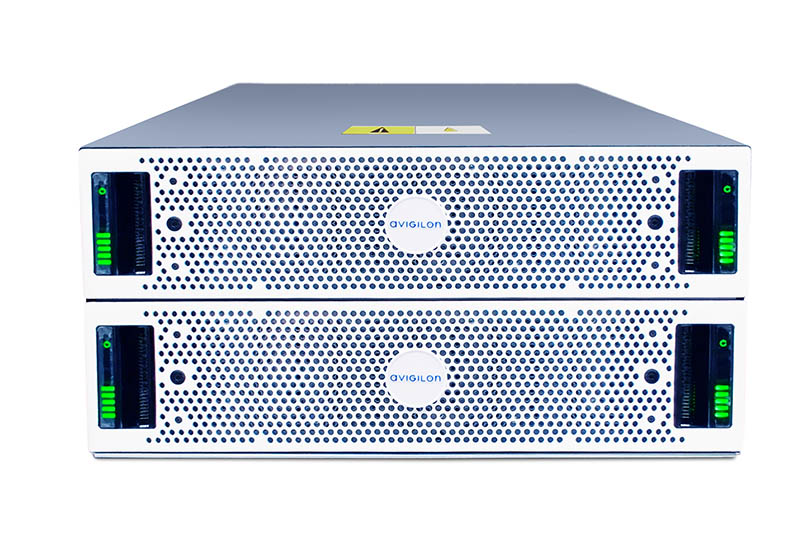 Zwei gestapelte silberne Servergeräte mit gelochten Frontabdeckungen und grünen Leuchtanzeigen an den Seiten, auf denen das Logo einer Überwachungstechnologiefirma zu sehen ist.