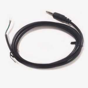 Ein schwarzes Audiokabel mit einem 3,5-mm-Klinkenstecker am einen Ende und drei offenen Kabelenden am anderen Ende, auf einem einfarbigen Hintergrund liegend.
