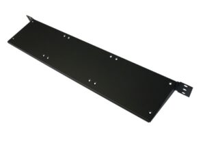 Ein schwarzes Metallblech mit mehreren Bohrlöchern, möglicherweise als Abdeckplatte oder für Montagelösungen geeignet, in schräger Ansicht dargestellt.