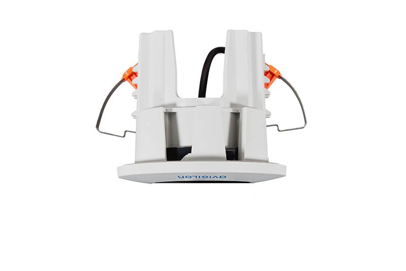 Weiße technische Vorrichtung mit dem Schriftzug "AVIGILON", Kunststoffgehäuse und Kabelanschlüssen, vermutlich für Deckenmontage.