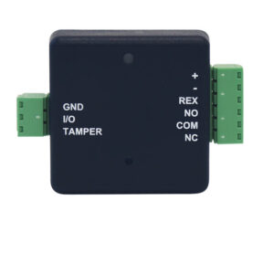 Schwarzes elektronisches Gerät mit grünen Anschlussklemmen links und rechts; Beschriftungen wie GND, I/O, TAMPER, und REX, NO, COM, NC auf der Vorderseite.