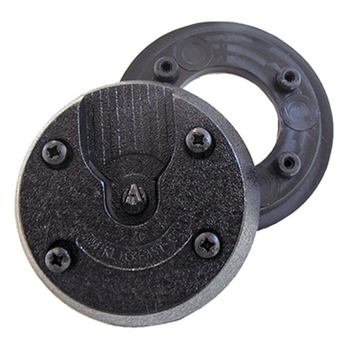 Zwei runde, ineinandergreifende Kunststoffteile, eines mit Aufschrift 'KLIKFAST', mit Schrauben montiert.