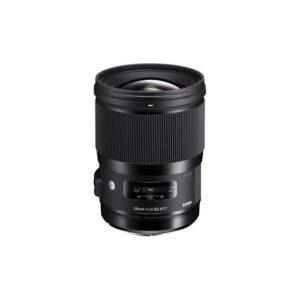 Ein Sigma 28mm f/1.4 DG HSM Art Kameraobjektiv mit schwarzem Gehäuse und geriffeltem Fokusring, in Nahaufnahme auf weißem Hintergrund.