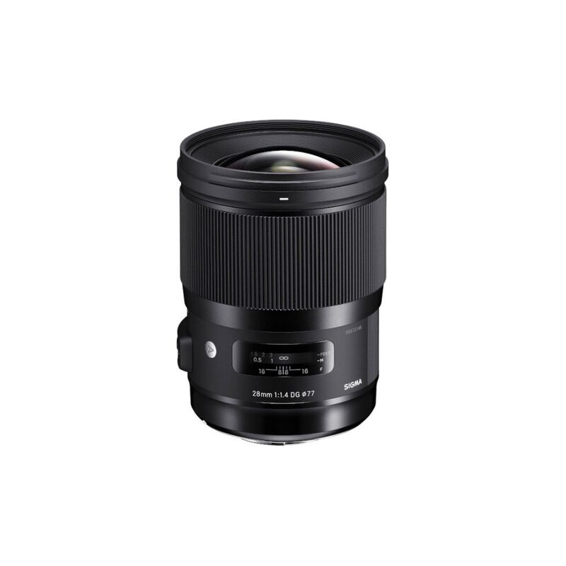 Ein Sigma 28mm f/1.4 DG HSM Art Kameraobjektiv mit schwarzem Gehäuse und geriffeltem Fokusring, in Nahaufnahme auf weißem Hintergrund.