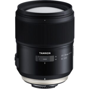 Ein schwarzes Tamron SP 35mm F/1.4 Di USD Kameraobjektiv mit einem großen Blendenring und einer Entfernungsskala.