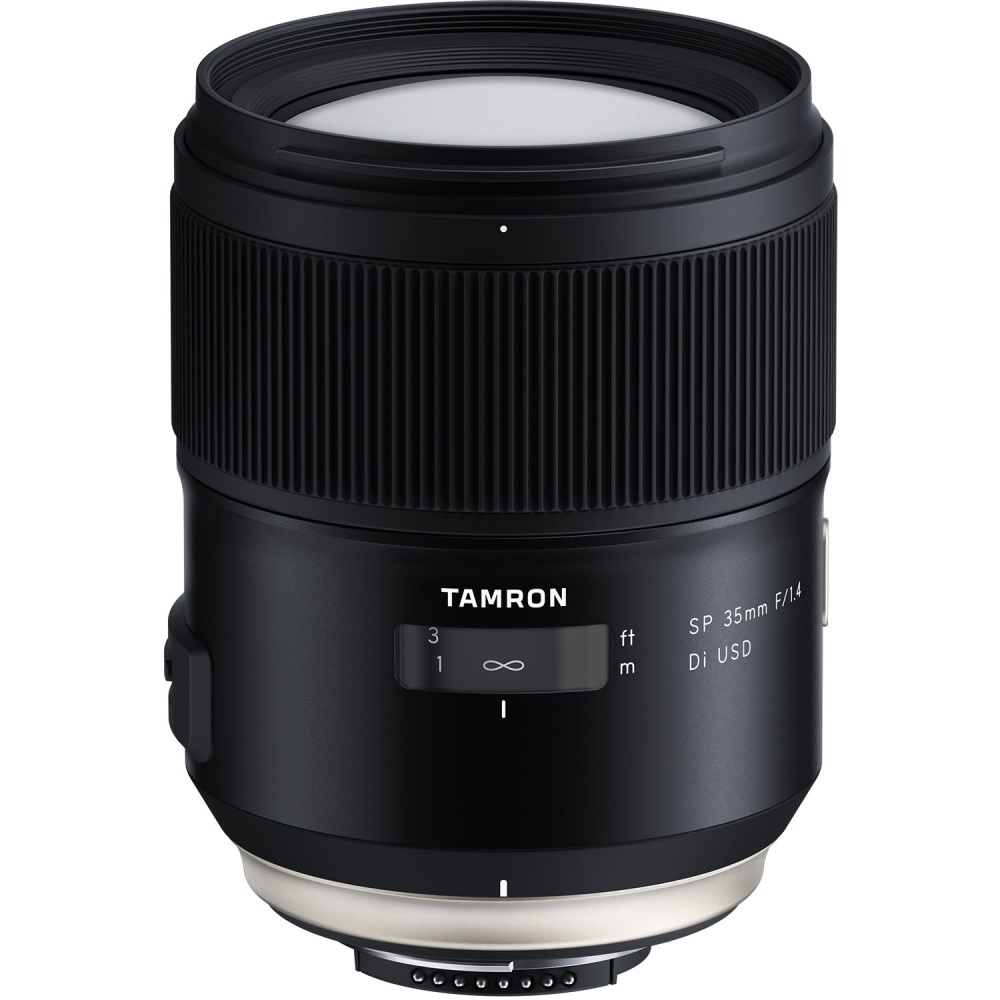 Ein schwarzes Tamron SP 35mm F/1.4 Di USD Kameraobjektiv mit einem großen Blendenring und einer Entfernungsskala.
