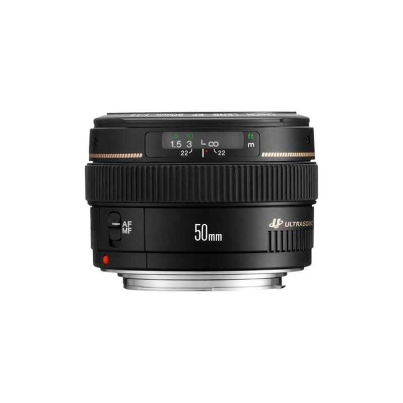 Ein 50 mm Kameraobjektiv mit einem Fokussierring und einem Schalter für Autofokus und manuellem Fokus, sichtbar vor weißem Hintergrund.