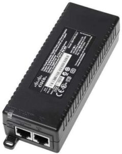 Ein schwarzes Netzgerät mit Cisco-Logo und zwei Ethernet-Anschlüssen auf der Vorderseite, das für die Stromversorgung von Netzwerkgeräten verwendet wird.