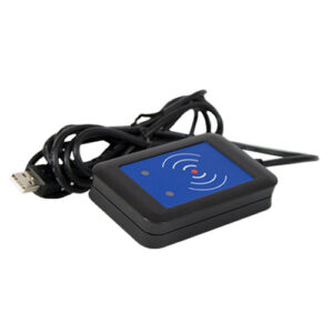 Ein RFID-Kartenlesegerät mit USB-Anschluss, schwarzem Gehäuse und blauem Panel mit Wellenmuster und rotem Punkt.