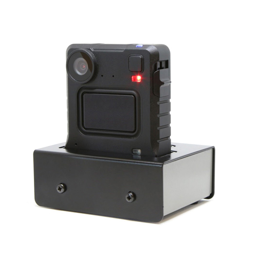 Eine kleine schwarze Kamera mit einem breiten Objektiv, montiert auf einer rechteckigen Basis mit einem LED-Licht an der Seite.