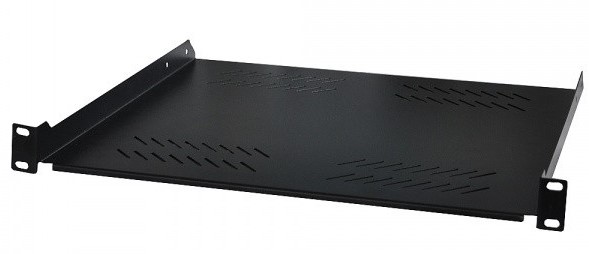 Ein schwarzes, belüftetes Metallregal für Serverschränke, mit Befestigungslaschen an beiden Enden.