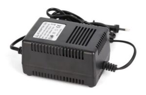 Ein schwarzer AC/DC-Adapter mit Lüftungsschlitzen und einem Kabel mit Stecker.
