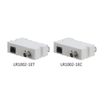 Zwei weiße elektronische Geräte mit Anschlüssen und kleinen Bildschirmen, die nebeneinander auf einem neutralen Hintergrund stehen.