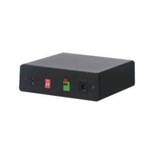 Schwarzes elektronisches Gerät mit mehreren Anschlüssen und Schaltern an der Vorderseite, darunter zwei farbige Tasten und LED-Anzeigen.