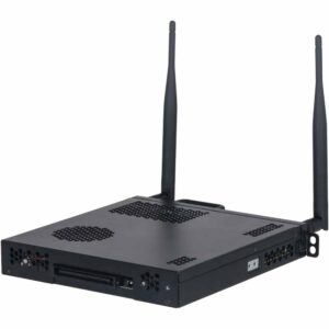 Schwarze Netzwerk-Hardware mit zwei aufrechten Antennen, Lüftungsschlitzen und mehreren Anschlüssen auf der Vorderseite.