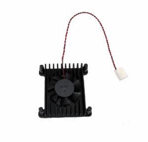 Ein schwarzer Kühlkörper mit einem montierten Ventilator, einschließlich eines angeschlossenen Kabels mit einem weißen Steckverbinder, auf einer weißen Hintergrundfläche.