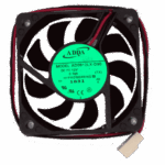 Ein schwarzer Gehäuselüfter mit weißem Rotor und grünem Label in der Mitte, auf dem "ADDA" und technische Spezifikationen aufgedruckt sind; er hat rote und schwarze Kabel mit einem weißen Stecker.