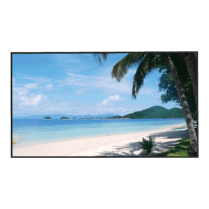 Ein tropischer Strand mit weißem Sand und Palmen im Vordergrund, sanftes blaues Meer und eine hügelige Insel im Hintergrund unter klarem Himmel.