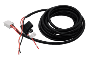 Ein schwarzes elektrisches Kabel mit einem weißen und einem schwarzen Stecker und roten und schwarzen Drähten an einem Ende, das in einer Schlaufe zusammengerollt ist.