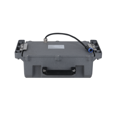 Ein graues, rechteckiges Gerät mit einem Kabel, das aus einer blauen Buchse herausragt, und zwei seitlichen Griffen.