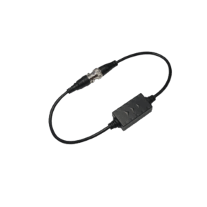 Ein schwarzes Kabel mit einem rechteckigen Gehäuse und zwei Steckverbindern an den Enden, geeignet für elektronische Verbindungen.