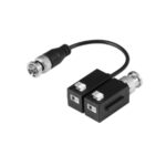 Ein elektronischer Adapter mit zwei schwarzen rechteckigen Komponenten, die durch ein kurzes Kabel verbunden sind, jeweils mit einem BNC-Stecker an den Enden.