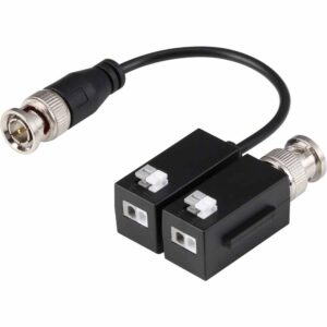 Ein schwarzes Kabel mit BNC-Steckern an beiden Enden, verbunden mit zwei schwarzen Adaptermodulen, die mit weißen Tasten und Anschlüssen ausgestattet sind.