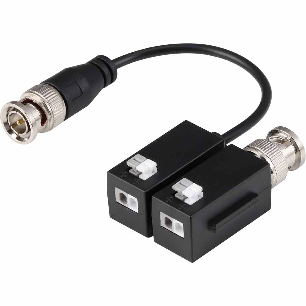 Ein schwarzes Kabel mit BNC-Steckern an beiden Enden, verbunden mit zwei schwarzen Adaptermodulen, die mit weißen Tasten und Anschlüssen ausgestattet sind.