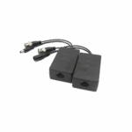 Zwei schwarze Netzwerkadapter mit Anschlüssen, verbunden durch Kabel, die an beiden Enden verschiedene Anschlussarten tragen.