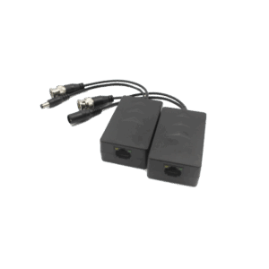 Zwei schwarze Netzwerkadapter mit Anschlüssen, verbunden durch Kabel, die an beiden Enden verschiedene Anschlussarten tragen.