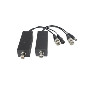 Zwei schwarze Videobaluns mit BNC-Anschlüssen und Kabeln.