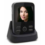 Ein digitales Fotoanzeigegerät mit einem Bild einer lächelnden Frau auf dem Bildschirm, platziert auf einer schwarzen Basis.