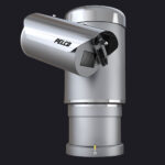 Eine silberne CCTV-Kamera von Pelco, montiert auf einem drehbaren Sockel vor einem dunklen Hintergrund.