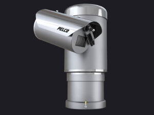Eine silberne CCTV-Kamera von Pelco, montiert auf einem drehbaren Sockel vor einem dunklen Hintergrund.