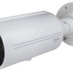 Weiße CCTV-Sicherheitskamera von Pelco, montiert an einer runden Wandhalterung.