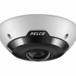 Modern Überwachungskamera mit halbkugelförmigem Gehäuse und der Aufschrift "Pelco" in schwarzer und silberner Farbe.