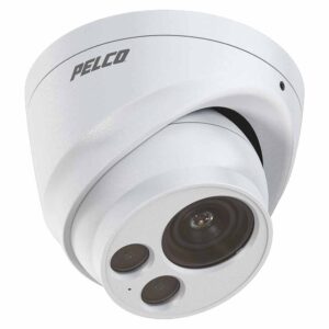Weiße Überwachungskamera der Marke Pelco mit kugelförmigem Design und mehreren Linsen.