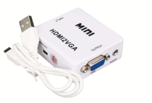 Ein weißer HDMI-zu-VGA-Konverter mit der Beschriftung 'MINI HDMI2VGA', einer VGA-Ausgangsbuchse, einem Audioausgang und einem USB-Stromkabel.