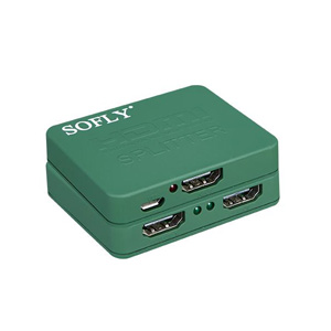 Kompakter grüner HDMI-Splitter der Marke SOFLY mit drei HDMI-Anschlüssen und einem USB-Anschluss an der Vorderseite, auf einem weißen Hintergrund.