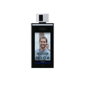 Ein biometrisches Erkennungsgerät mit einer Kamera und einem Bildschirm, auf dem das Bild eines lächelnden Mannes angezeigt wird.