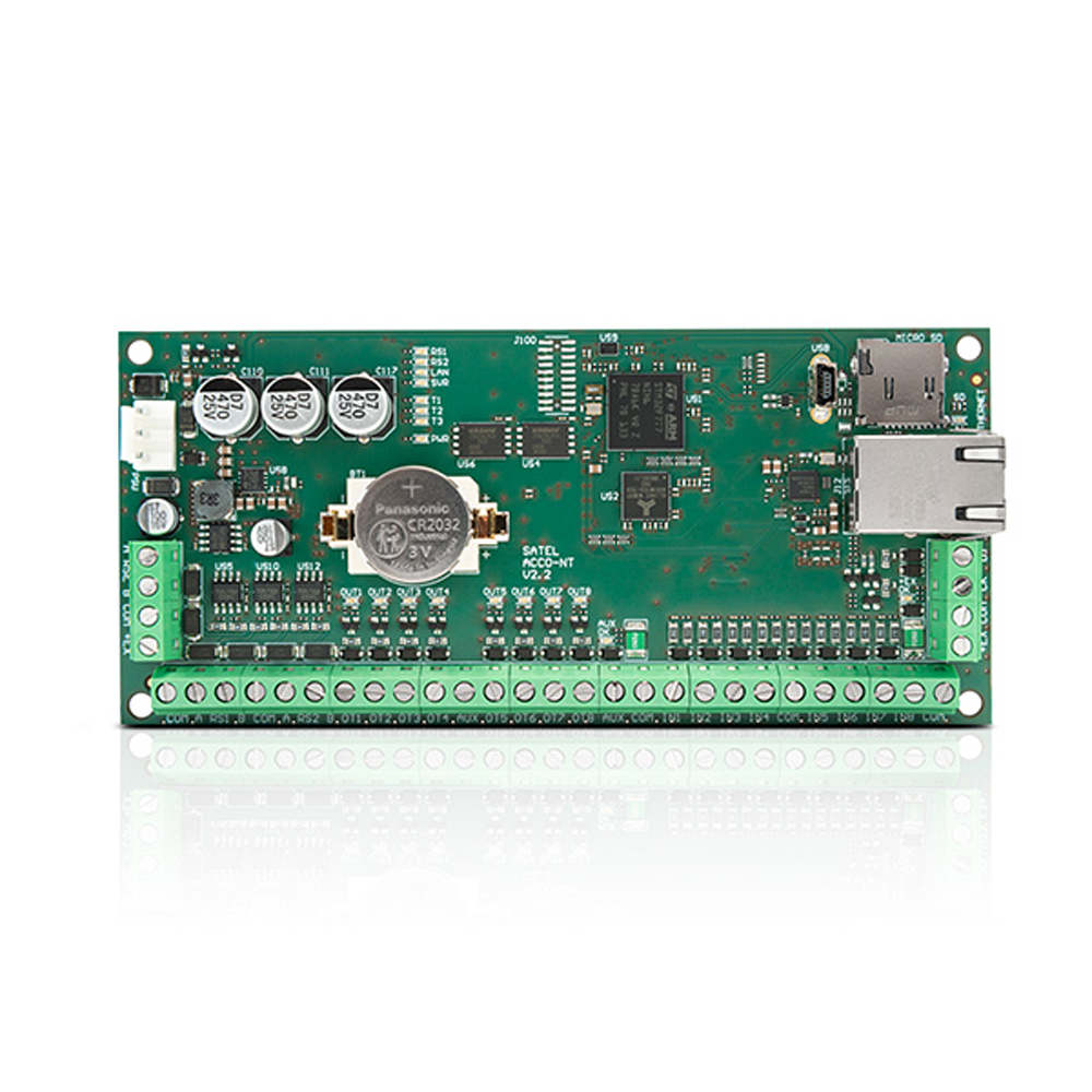 Elektronische Leiterplatte mit verschiedenen Komponenten, darunter ein Panasonic CR2032-Knopfzellenakku, mehrere Chips, Anschlüsse und Kondensatoren, auf weißem Hintergrund präsentiert.